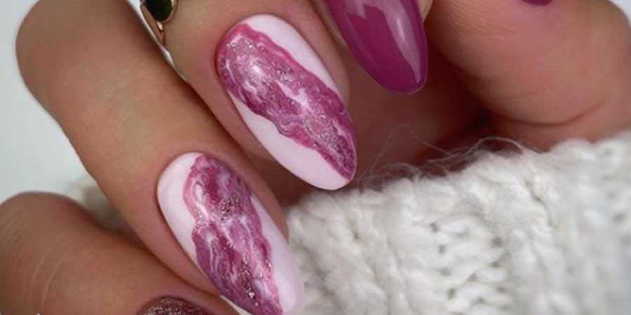 manicura con uñas colores lilas efecto mármol con gel de uñas semipermanente