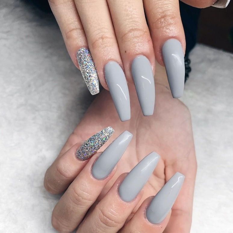 Las uñas grises serán la tendencia minimalista de este año.